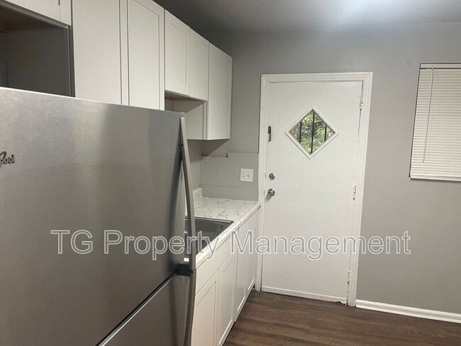 Building Photo - 5205 Hollycrest Dr