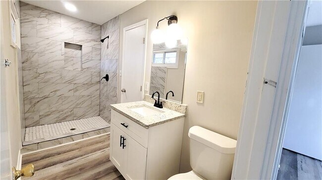 Building Photo - 755 Fallview Dr