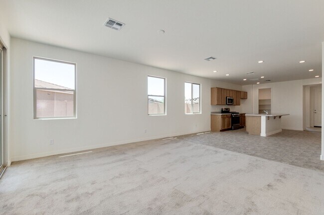 Building Photo - 5 bedroom/ 2 bath home in Casa Grande