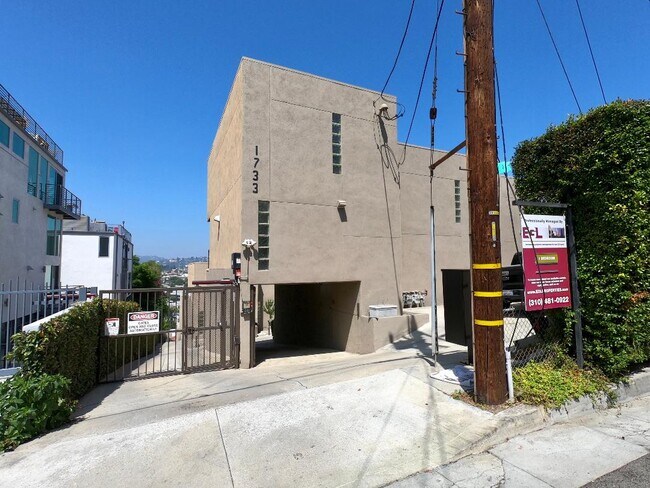 Primary Photo - 1733 Lucile Ave