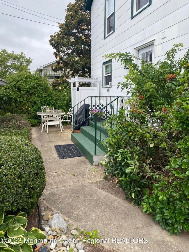 Building Photo - 305 3rd Ave