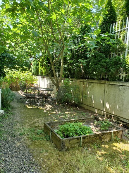 Building Photo - 1515 SW 10th Ave