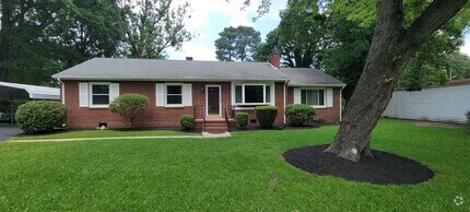 Building Photo - Brick ranch in Southside with large privat...