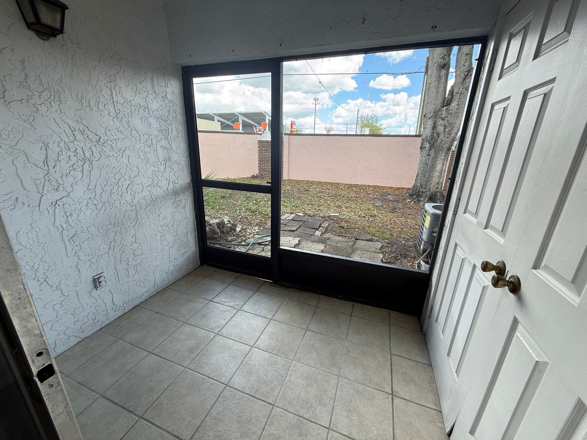 Building Photo - 3802 N Oak Dr