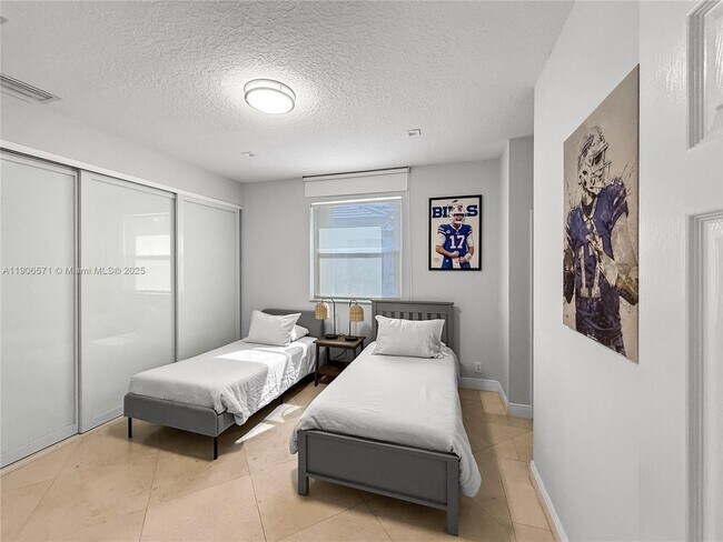 Building Photo - 2514 Poinciana Dr