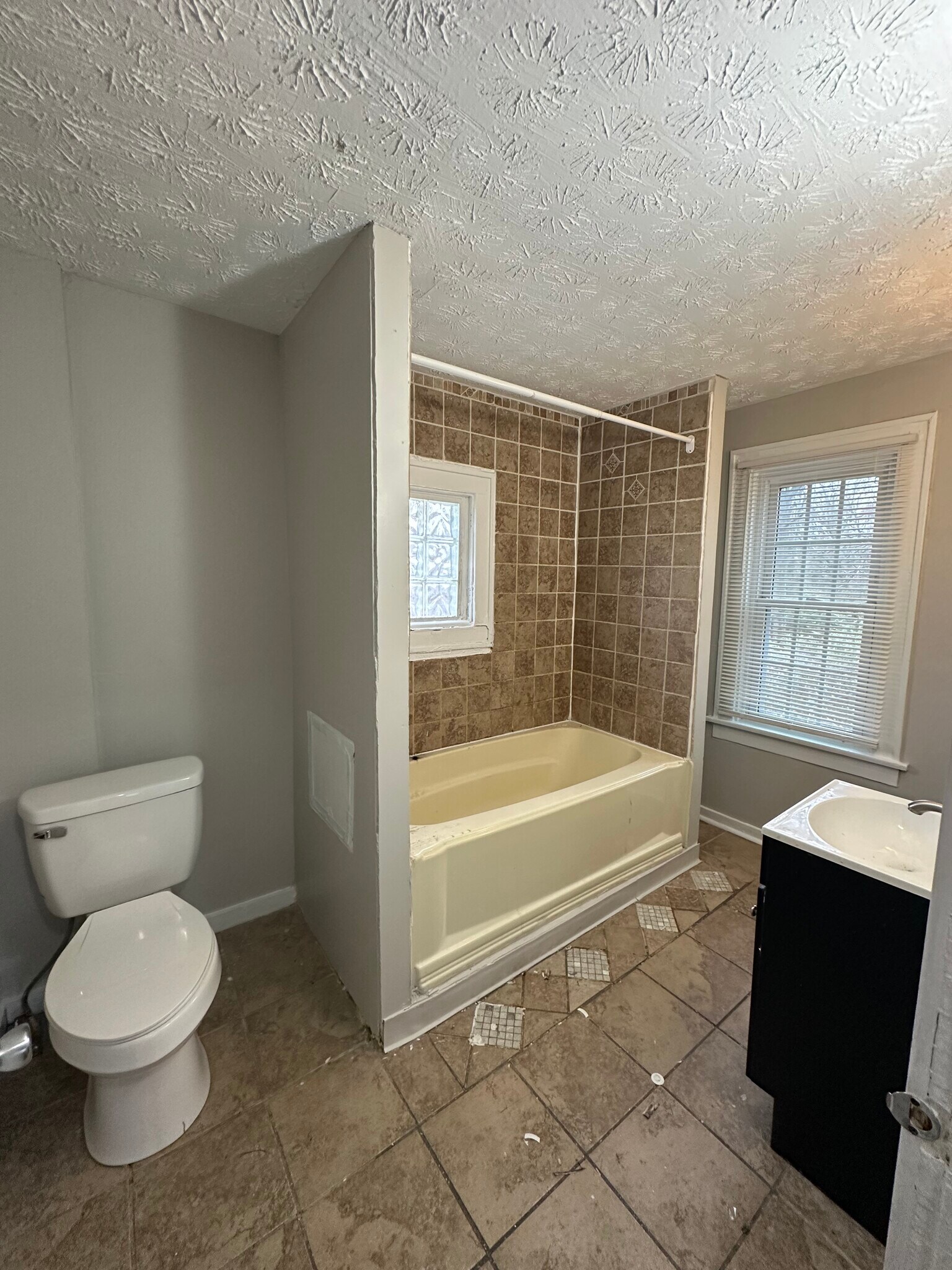 Building Photo - 707 Northview Ave