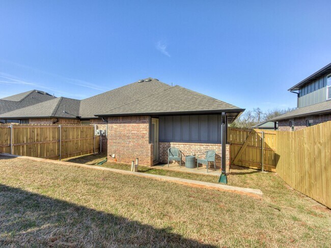 Building Photo - Cozy 3-Bed Retreat in Yukon - Fully Furnished & All Utilities Included