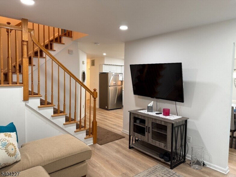 Building Photo - 6 Paula Way