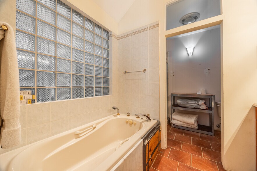 Building Photo - 1723 N Wood St