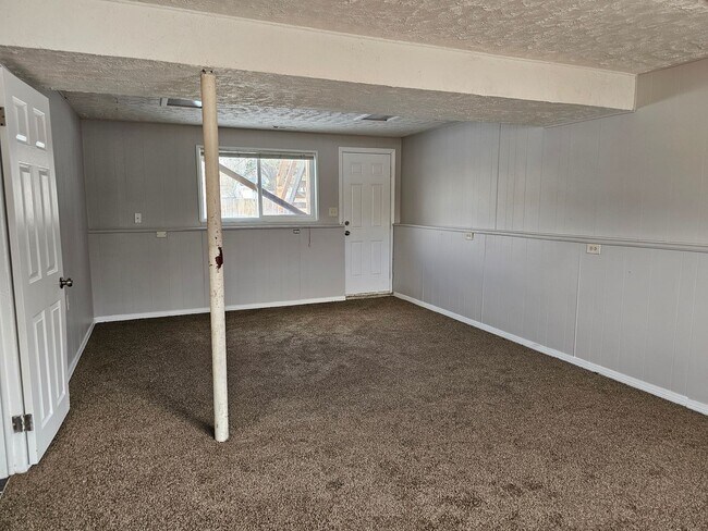 Building Photo - 4 Bedroom Bi Level with Large Yard and 2 Car Garage