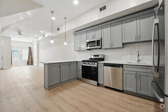 Building Photo - 949 Summit Ave