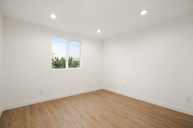 Building Photo - 4232 Rosewood Ave