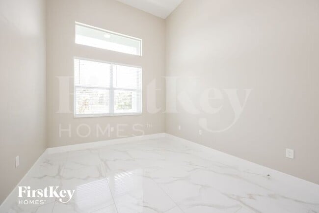 Building Photo - 1117 Pisa St E