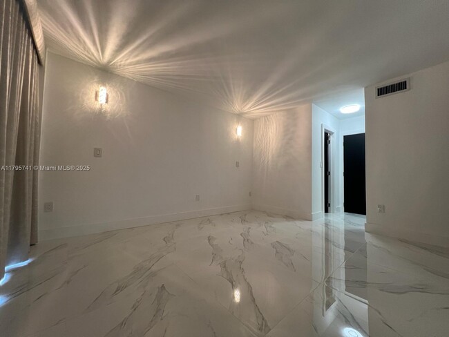 Building Photo - 1301 NE Miami Gardens Dr
