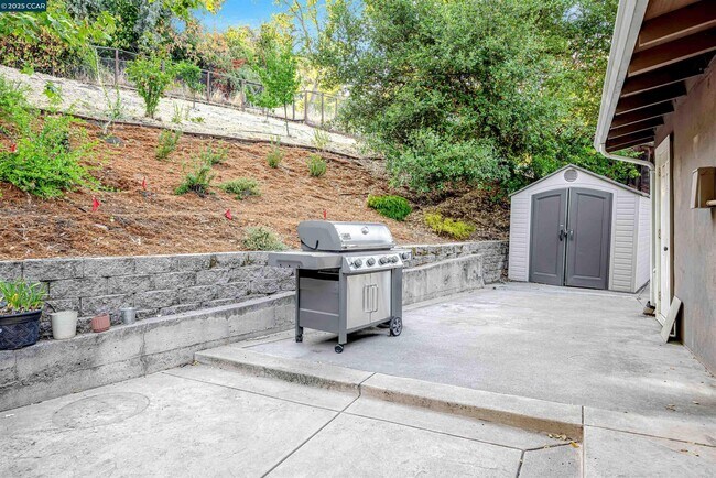 Building Photo - 1371 Juanita Dr