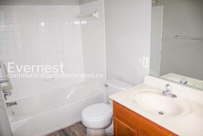 Building Photo - 3 Bed, 2.5 Bath Townhome with Modern Amenities / Available Soon!