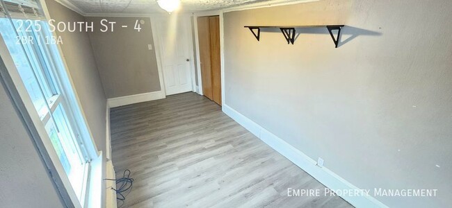 Building Photo - 3rd Floor: 2 Bedroom/ 1 Bathroom Apartment...