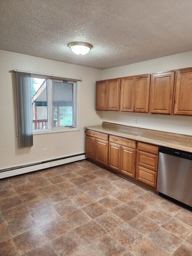 Building Photo - 100 B St