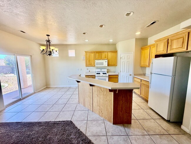 Building Photo - 3 Bedroom 2 Bath - Canyon View