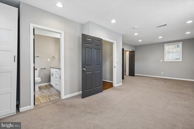 Building Photo - 3801 Denfeld Ave