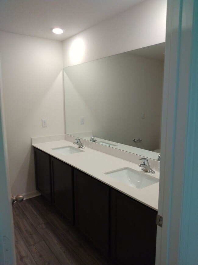 Building Photo - Newer 3 Bedroom 2 Bathroom Villa Home Silver Ridge