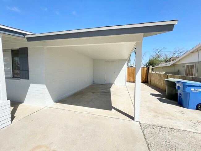 Building Photo - Beautiful 3 Bedroom 2 Bath Great in Phoeni...