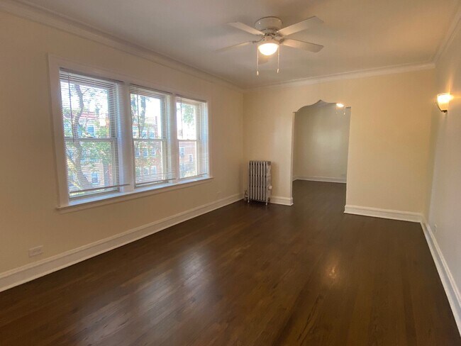 Building Photo - Large 1 Bedroom with Dining Room / Heat  &...