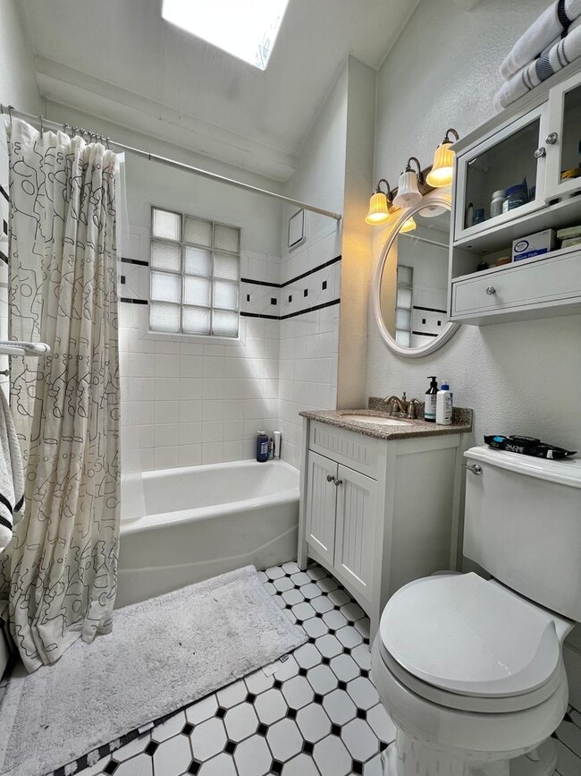 Building Photo - Amazing Location for a 2-Bedroom, 1-Bathro...