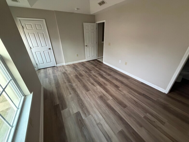 Building Photo - Room in Townhome on Timber Ridge Dr