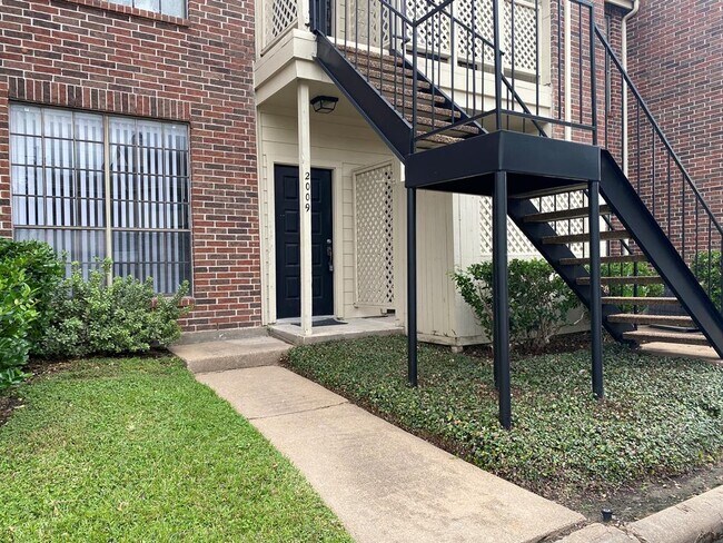 Building Photo - 2121 El Paseo St