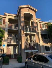 Building Photo - Live in this spacious 2 bedrooms, 2 full bathrooms unit in The Courts at Bayshore II