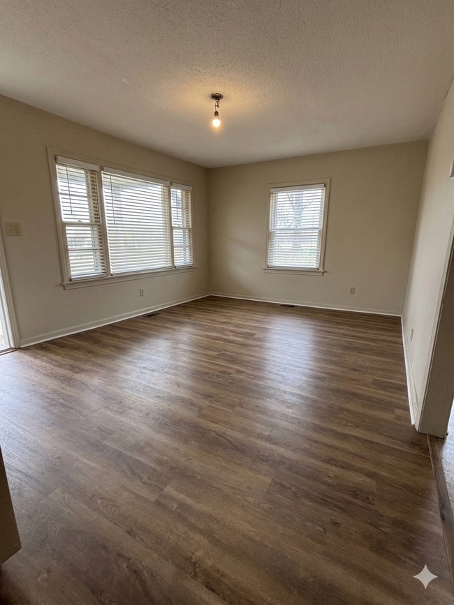 Building Photo - Available Now $1000.00!! *** Newly Renovated*** Your Perfect Home!
