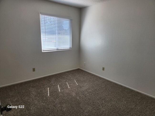 Building Photo - Bright and Cheery 4 bedroom, 2 bathroom ho...
