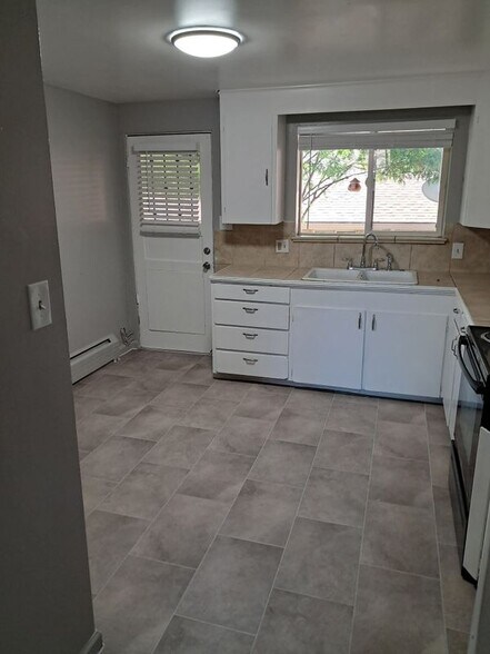 Building Photo - 1741 Clinton St