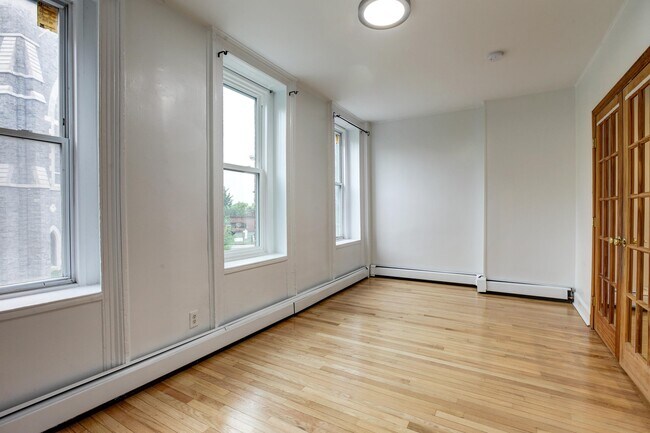 Building Photo - 826 Grand St