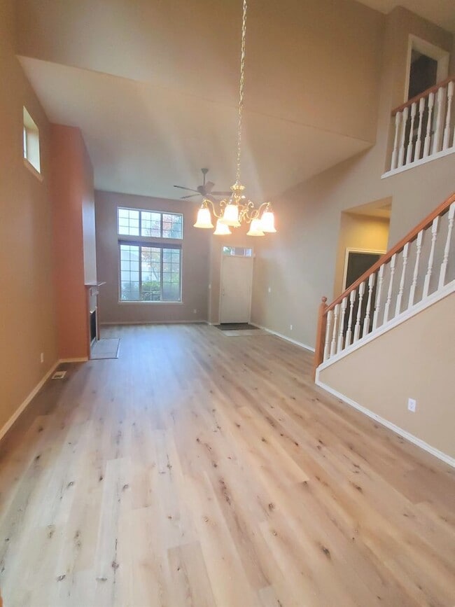 Building Photo - Great Home in Sherwood! Primary Suite on M...