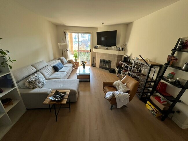 Building Photo - 550 Camino De La Reina