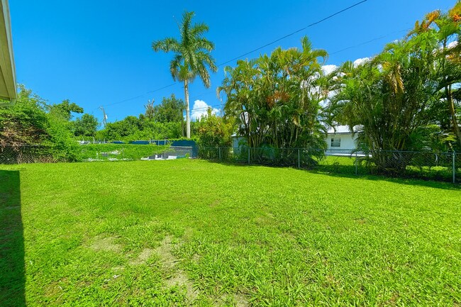 Building Photo - 5476/5478 Ave C