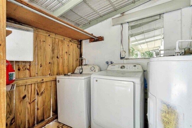 Building Photo - 2419 Coolidge St