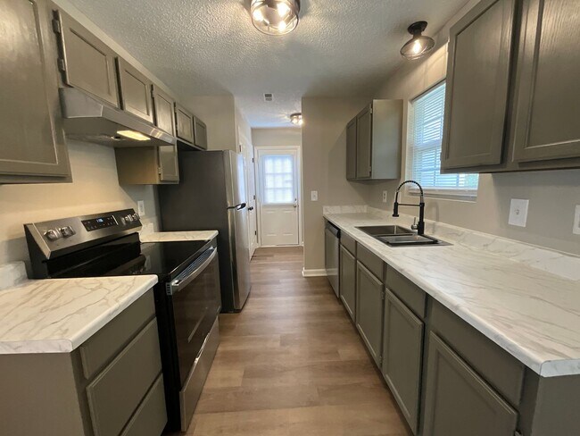 Building Photo - 2711 Ingleside Dr
