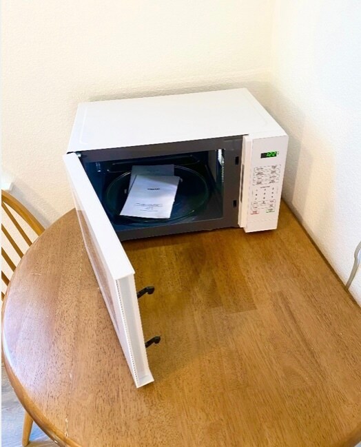 New microwave - 372 Chaucer Dr