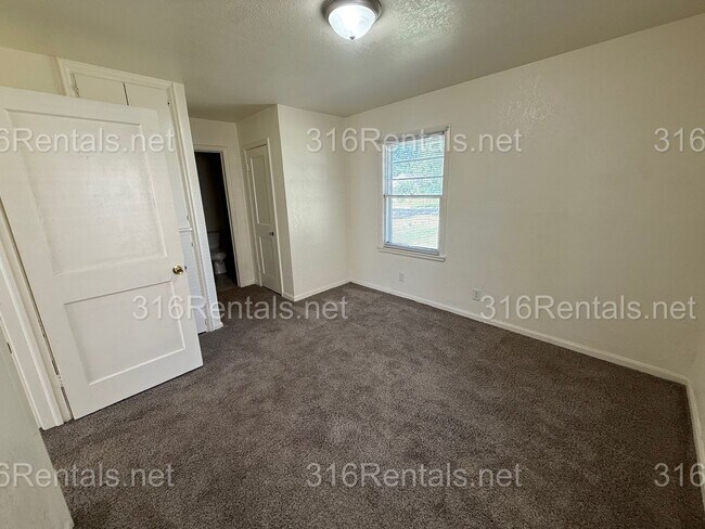 Building Photo - 847 S Terrace Dr