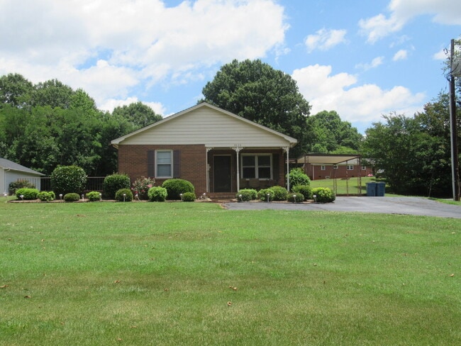 Building Photo - Brick Home located just outside of Hickory NC City Limits!