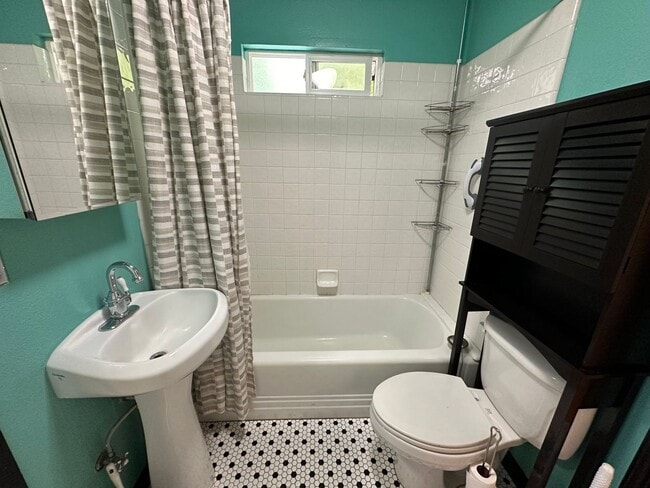 Building Photo - Adorable 2 Bedroom One Bathroom Home Close...