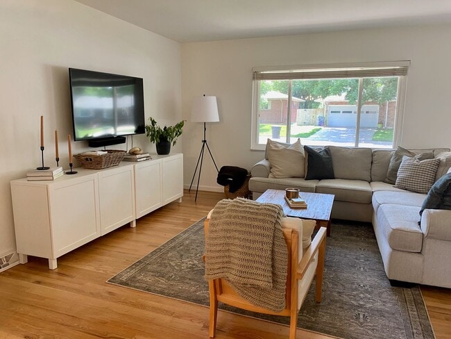 Building Photo - Single Family home half a block from Bible Park.