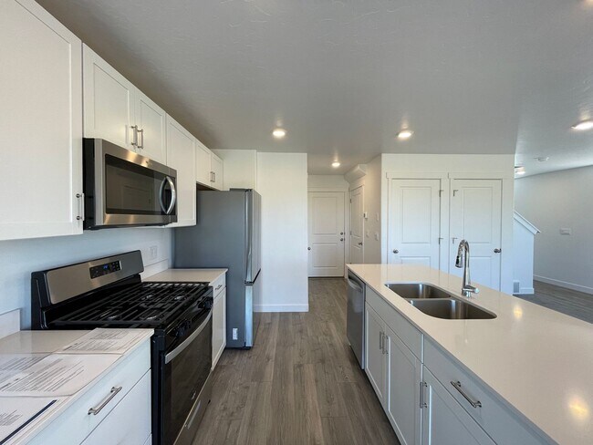 Building Photo - 3-Bedroom Townhome in Santaquin!