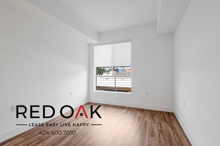 Building Photo - 453 S Kenmore Ave