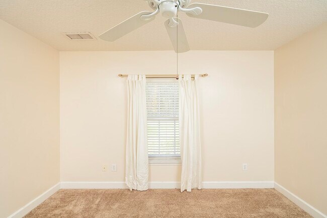 Building Photo - 4040 Red Pine Ln