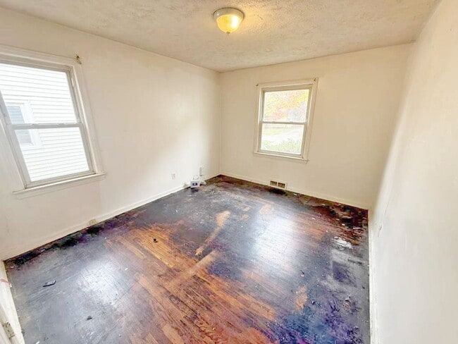 Building Photo - 3 BED 1 BATH BEAUTIFUL SINGLE FAMILY HOME