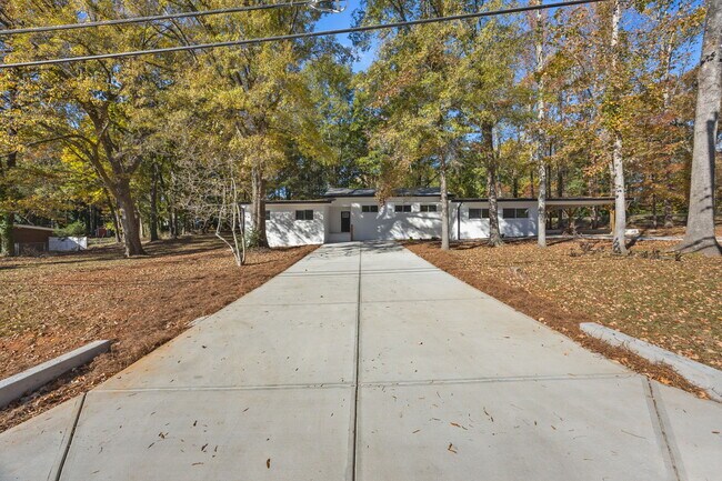 Building Photo - 8625 Cedarbrook Dr